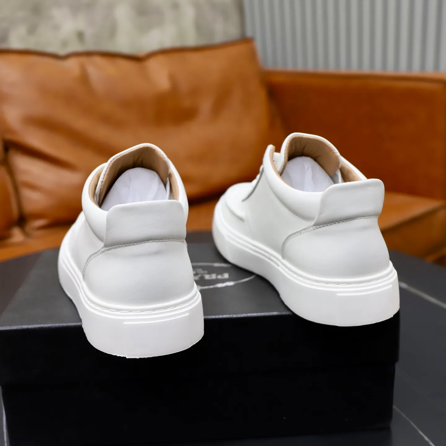 Ex-factory price: 460💰🙅‍♂️🙅‍♂️🙅‍♂️ Brand: PRADA Standard code: 38–44 (45 can be customized) Grade: Same as the official website Material: Original cowhide fabric Comfortable pigskin lining Lightweight wear-resistant outsole Style category: Men's fashionable casual shoes and boots Running sneakers Distinguished luxury brand elements Top luxury Color: actual picture color